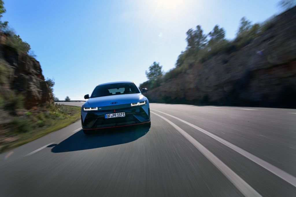 Яскравий початок 2025 року: Hyundai SANTA FE, IONIQ 5N та INSTER сяють на нагородженні від британського видання What Car? та Жіночого Всесвітнього Автомобіля Року | Хюндай Мотор Україна - фото 7